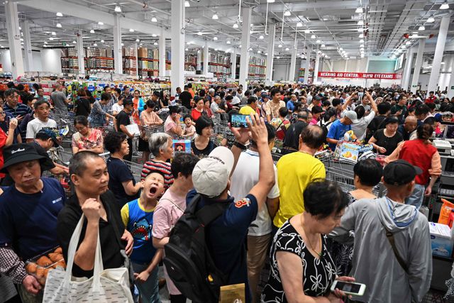 Mặc kệ thương chiến, dân Trung Quốc tranh cướp mua hàng ở siêu thị Mỹ - 1