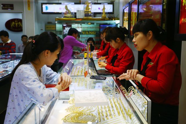 Trung Quốc tuyên bố “không vội trả đũa”, giá vàng giảm mạnh - 2