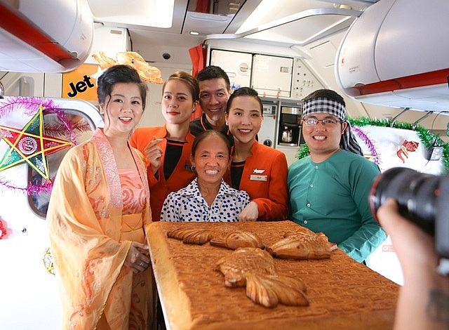 Vì sao và ai đã cho  phép bà Tân Vlog đưa bánh Trung thu “siêu to” lên máy bay?