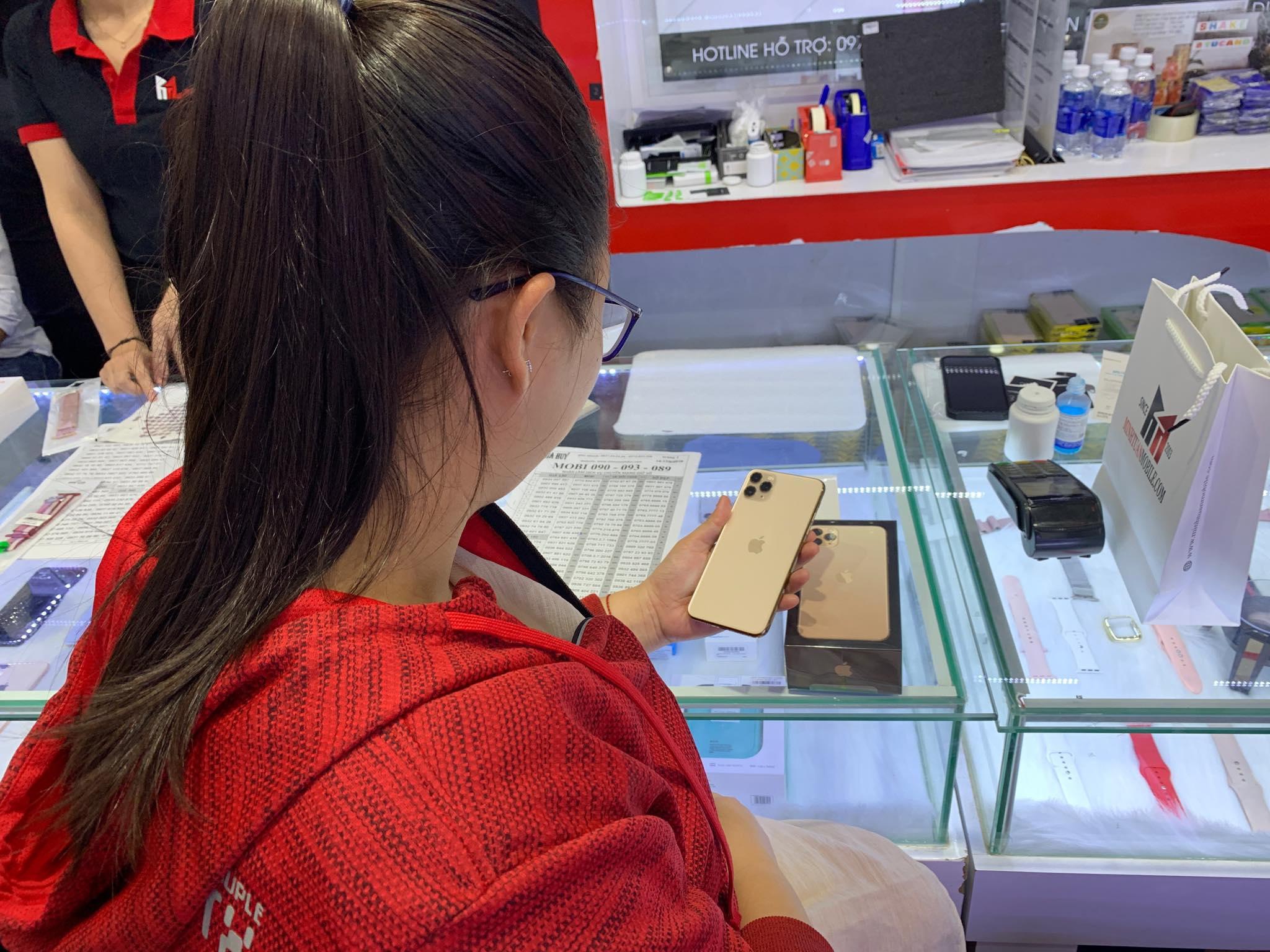 Người Việt săn iPhone 11 Pro Max, giá về bình ổn sớm