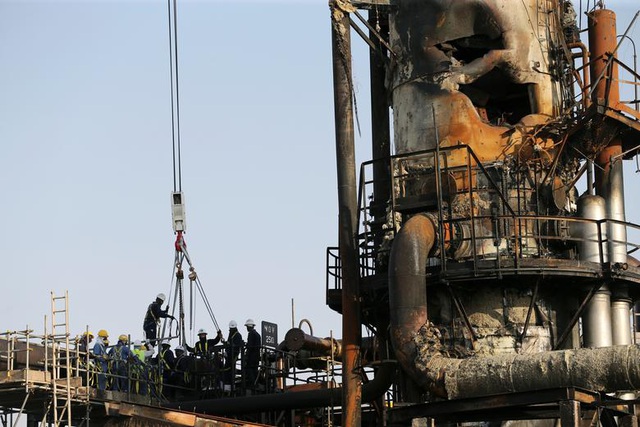 Nhà máy dầu Ả rập Xê út chi chít vết tích hỏa lực sau vụ tấn công chấn động - 1