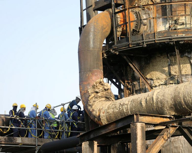 Nhà máy dầu Ả rập Xê út chi chít vết tích hỏa lực sau vụ tấn công chấn động - 11
