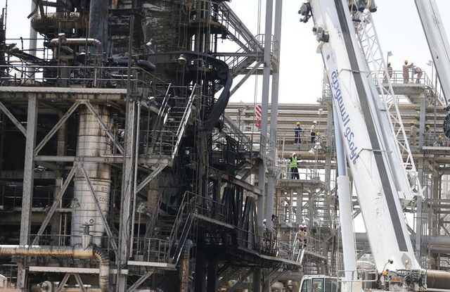 Nhà máy dầu Ả rập Xê út chi chít vết tích hỏa lực sau vụ tấn công chấn động - 12