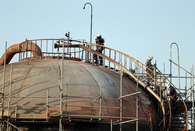 Nhà máy dầu Ả rập Xê út chi chít vết tích hỏa lực sau vụ tấn công chấn động - 6