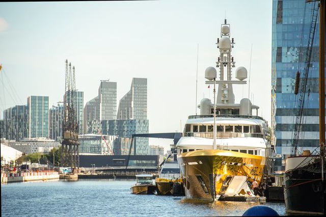 Chiêm ngưỡng siêu du thuyền dát vàng trị giá 20 triệu USD bên bờ biển - 4