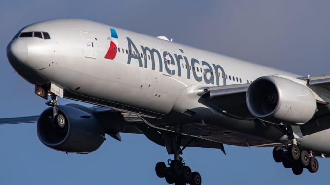 Máy bay Mỹ hạ cánh khẩn cấp vì hành khách hút cần sa gây rối