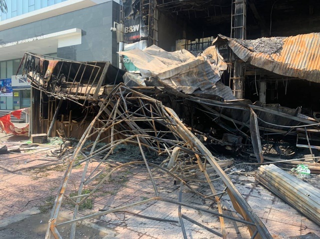 Toàn bộ siêu thị điện máy tan hoang sau vụ hỏa hoạn - 3