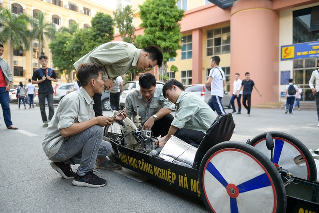 Sinh viên tự chế xe siêu tiết kiệm chạy 1.095 km tốn một lít xăng - 2
