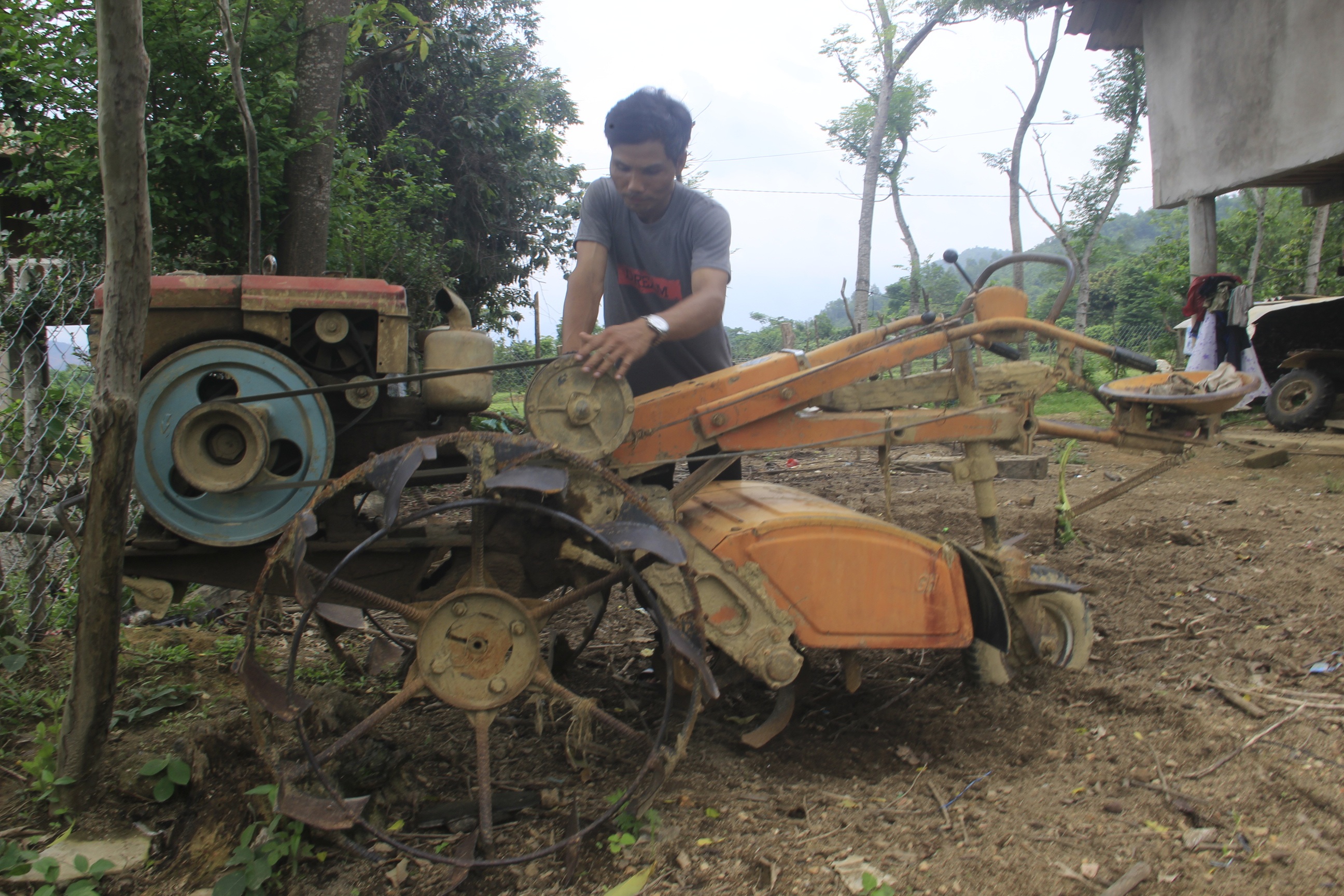 Vợ chồng trẻ Vân Kiều kiếm gần 150 triệu đồng/năm từ trồng rừng, nuôi dê