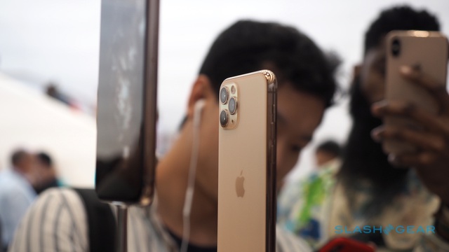 iPhone 11 rớt giá tại Việt Nam, dân buôn xé phụ kiện bán kiếm lời - 1