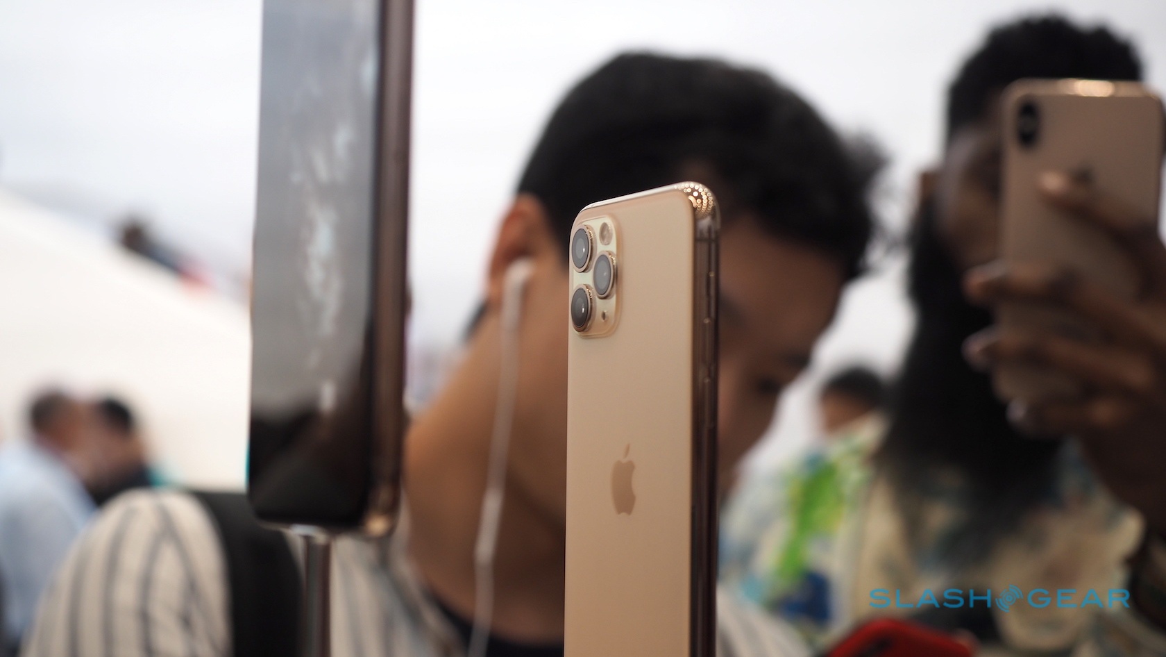 iPhone 11 rớt giá tại Việt Nam, dân buôn xé phụ kiện bán kiếm lời