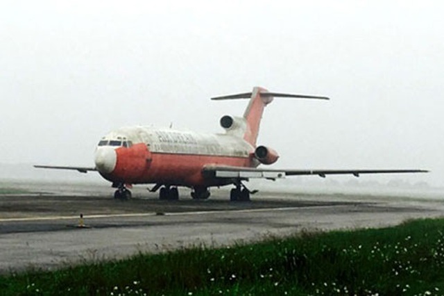 Tiết lộ bất ngờ về chiếc máy bay cũ nát như sắt vụn bị “bỏ rơi” ở Nội Bài - 1