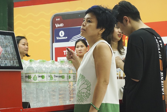 Hà Nội: Người dân ùn ùn đi mua nước đóng chai ở siêu thị - 12