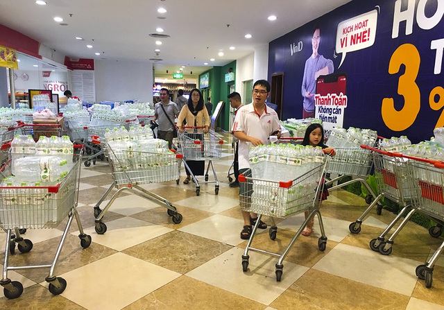 Hà Nội: Người dân ùn ùn đi mua nước đóng chai ở siêu thị - 13
