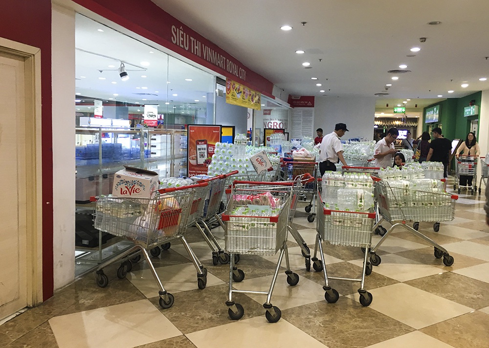Hà Nội: Người dân ùn ùn đi mua nước đóng chai ở siêu thị