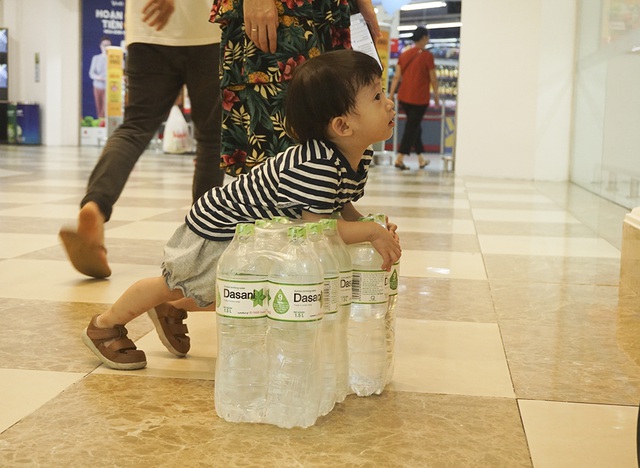 Hà Nội: Người dân ùn ùn đi mua nước đóng chai ở siêu thị - 4
