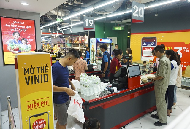 Hà Nội: Người dân ùn ùn đi mua nước đóng chai ở siêu thị - 5