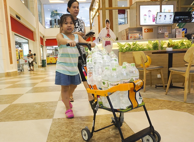 Hà Nội: Người dân ùn ùn đi mua nước đóng chai ở siêu thị - 10