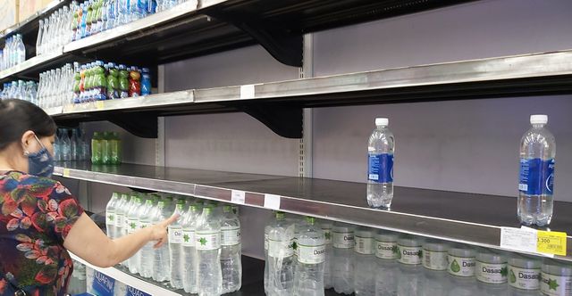Hà Nội: Quầy nước siêu thị trống trơn, dân buôn nước hối hả, gắt gỏng - 2