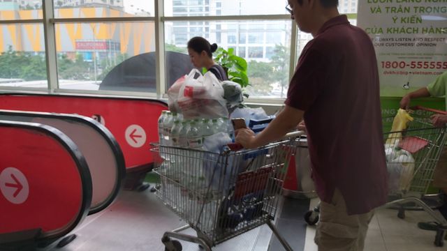 Hà Nội: Quầy nước siêu thị trống trơn, dân buôn nước hối hả, gắt gỏng - 4