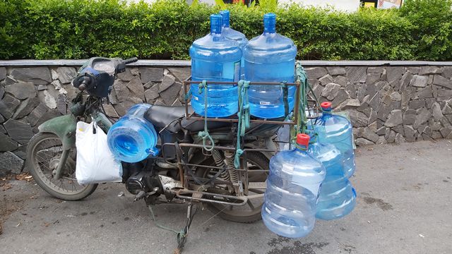 Hà Nội: Quầy nước siêu thị trống trơn, dân buôn nước hối hả, gắt gỏng - 7