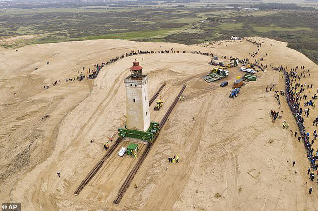 Đan Mạch chi 750.000 USD bê ngọn hải đăng khỏi bờ biển sụt lún - 4