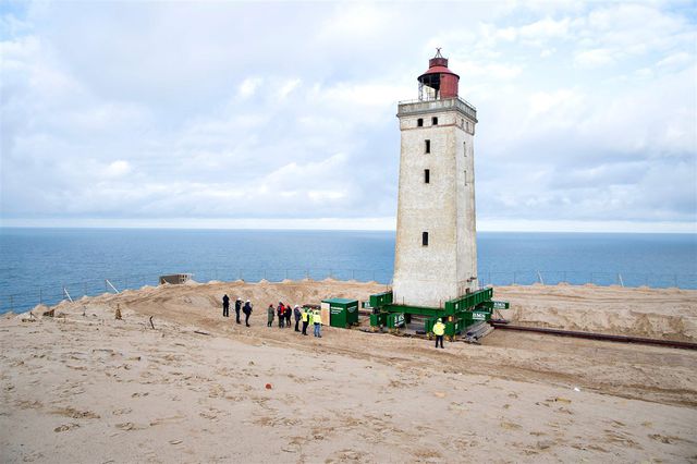 Đan Mạch chi 750.000 USD bê ngọn hải đăng khỏi bờ biển sụt lún - 5