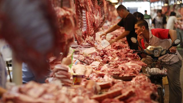 Biết Trung Quốc khan hiếm thịt lợn, Mỹ chất đống hàng trong kho chờ thời cơ - 1