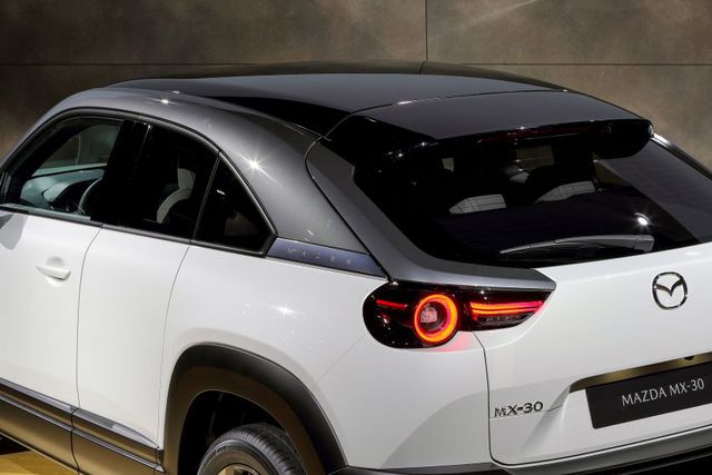 Mazda chính thức ra mắt mẫu xe chạy điện đầu tiên MX-30 - 12