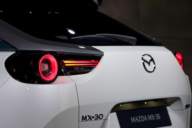 Mazda chính thức ra mắt mẫu xe chạy điện đầu tiên MX-30 - 14