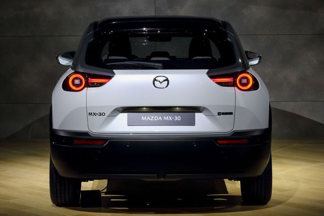 Mazda chính thức ra mắt mẫu xe chạy điện đầu tiên MX-30 - 15