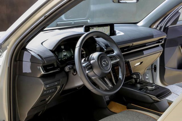 Mazda chính thức ra mắt mẫu xe chạy điện đầu tiên MX-30 - 18
