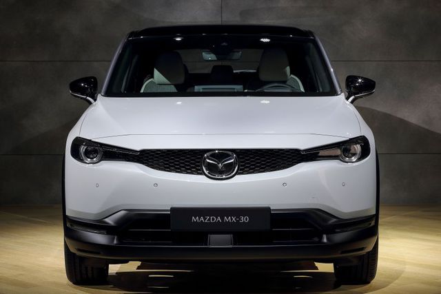 Mazda chính thức ra mắt mẫu xe chạy điện đầu tiên MX-30 - 6