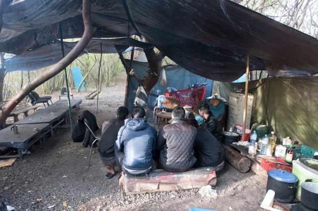 Cuộc sống  trong lều tạm của người Việt ở Pháp chờ sang Anh - 1