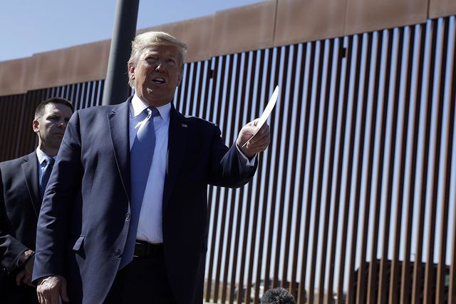 Tường biên giới 10 tỷ USD không thể vượt qua của ông Trump bị cưa thủng - 1