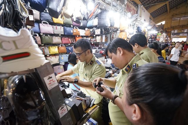 Thu giữ hàng ngàn sản phẩm nhái hàng hiệu tại chợ Bến Thành và Sài Gòn Square - 1