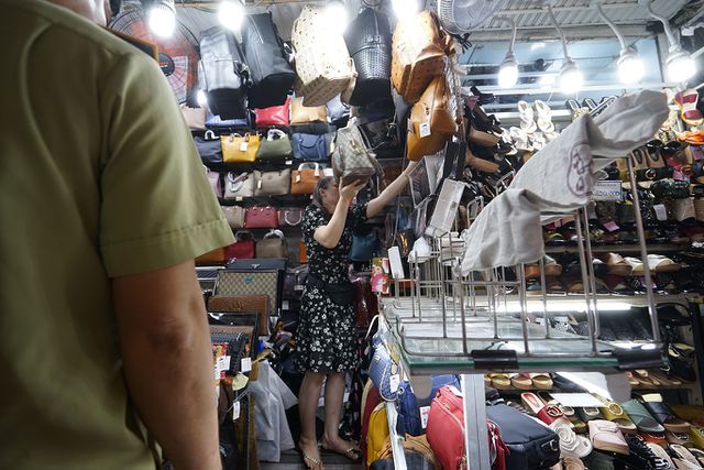 Thu giữ hàng ngàn sản phẩm nhái hàng hiệu tại chợ Bến Thành và Sài Gòn Square - 4