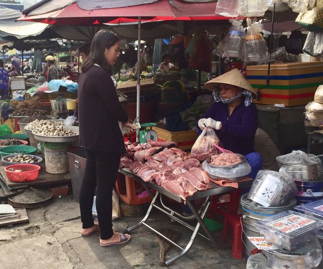 TPHCM: Giá thịt heo “leo thang”, người tiêu dùng…“bấm bụng” mua ít lại - 1