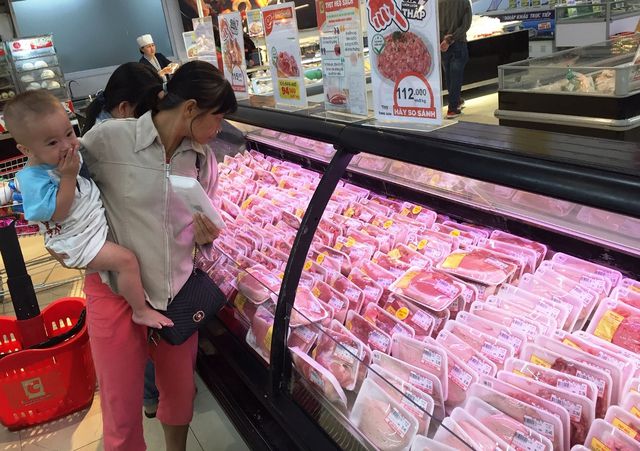 TPHCM: Giá thịt heo “leo thang”, người tiêu dùng…“bấm bụng” mua ít lại - 2