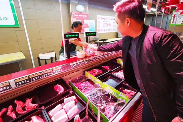 Giá thịt lợn đắt cắt cổ, nhiều người Trung Quốc chọn thịt chó, mèo thay thế