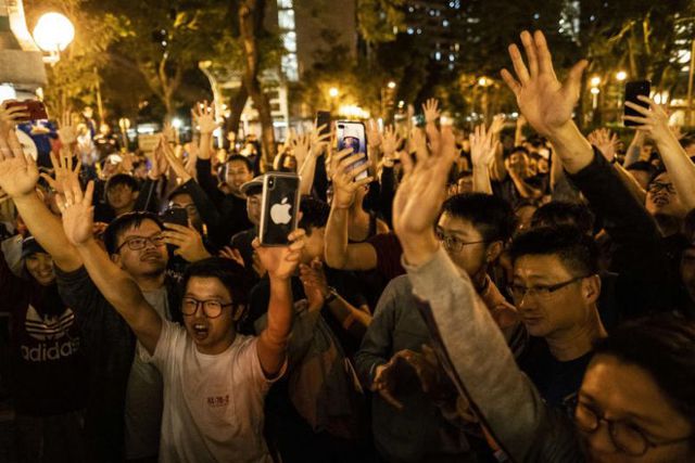 Phe dân chủ Hong Kong thắng lớn trong cuộc bầu cử cấp quận - 1