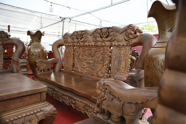 Cận cảnh bộ bàn ghế “khủng” giá hàng trăm triệu đồng ở Hà Nội - 2