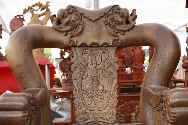Cận cảnh bộ bàn ghế “khủng” giá hàng trăm triệu đồng ở Hà Nội - 11