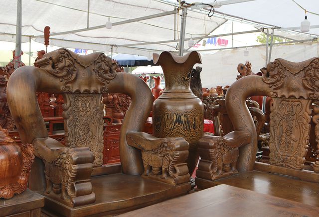 Cận cảnh bộ bàn ghế “khủng” giá hàng trăm triệu đồng ở Hà Nội - 6