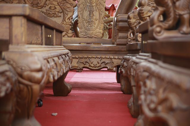 Cận cảnh bộ bàn ghế “khủng” giá hàng trăm triệu đồng ở Hà Nội - 7