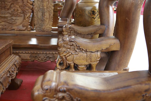 Cận cảnh bộ bàn ghế “khủng” giá hàng trăm triệu đồng ở Hà Nội - 10