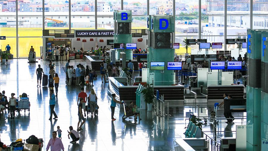 Camera an ninh “tố” kiểm dịch sân bay “cuỗm” 2.000 Euro của khách Tây