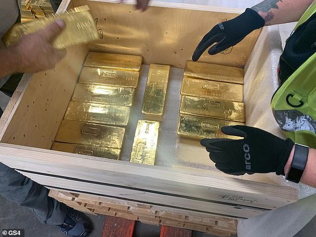 Anh bí mật trao trả 100 tấn vàng trị giá 5,2 tỷ USD cho Ba Lan - 1