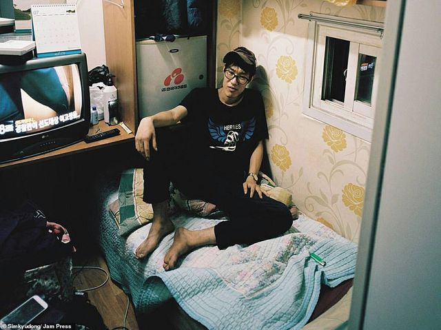 Cuộc sống chật hẹp bên trong những căn hộ 5 mét vuông ở Hàn Quốc - 3