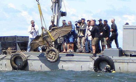 Đại bàng khổng lồ trị giá 20 triệu bảng trục vớt từ xác chiến hạm của Hitler